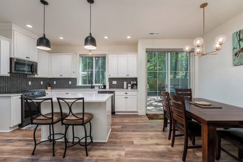Mt Hood Hideaway kitchen/dining area