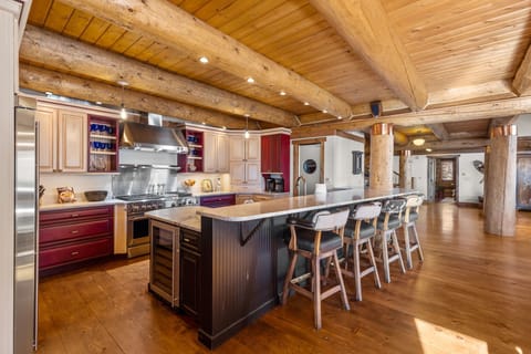 Large breakfast bar with seating for 5 people.
