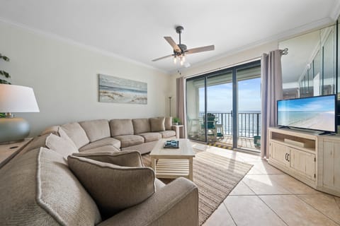 Enjoy this rounded section where every seat faces the beautiful Gulf of Mexico so you can watch the waves as you relax.