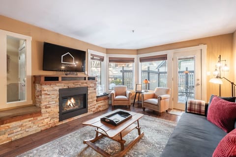 Living area: Queen sofa bed, gas fireplace, smart TV