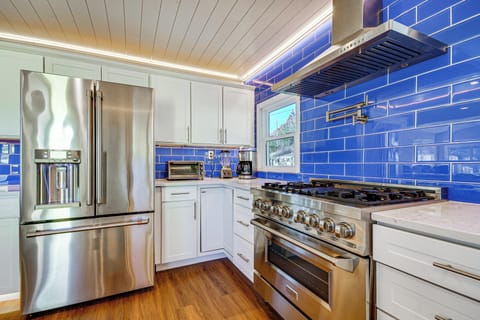 Kitchen | Breakfast Bar | Coffee Maker