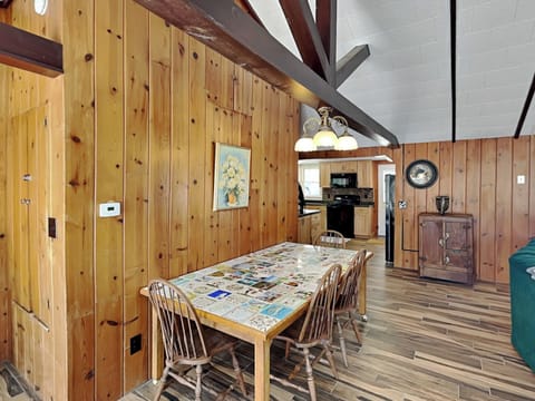 Dining Area w. Seating for 4