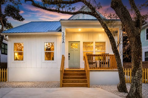 Come enjoy Saint Augustine and relax in this new adorable coastal cottage. 