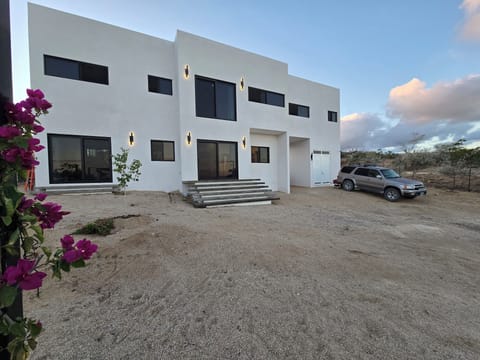 East-facing front elevation offers stunning sunrises over the Sea of ​​Cortez.
