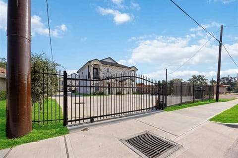 Spacious gated retreat with easy access and secure parking