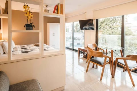 Large windows and plenty of light are the characteristics of this studio