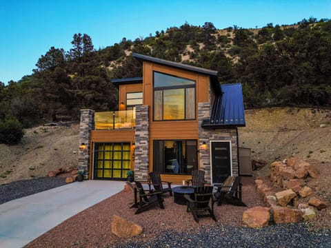 Modern hillside retreat with fire pit, balcony, and stunning views