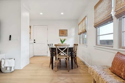 Cozy dining area with seating for 6