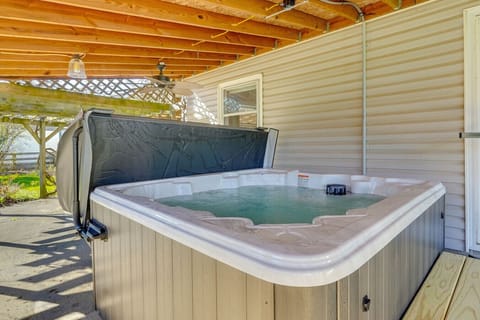 Patio | Hot Tub | Covered Pergola & Ceiling Fan