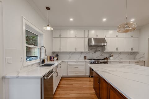 Cook like a pro in our gourmet chef’s kitchen with professional-grade appliances.