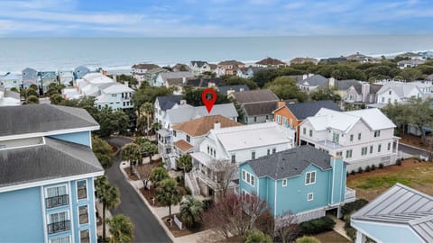 In the heart of it all. Steps to dining & the ocean.