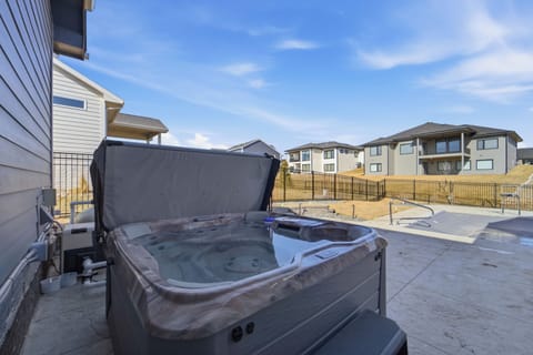 New spa-like home, pool, sauna, hot tub, exercise room, sleeps 14, 3 baths House in Clive