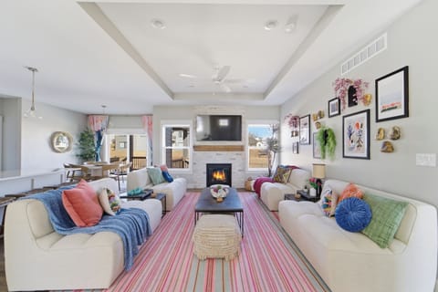 New spa-like home, pool, sauna, hot tub, exercise room, sleeps 14, 3 baths House in Clive