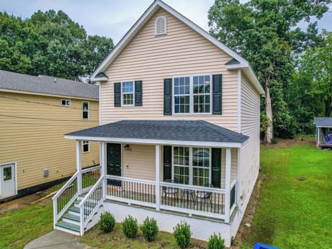 Welcome to your home-away-from-home! Charming, inviting, and picture-perfect—your getaway starts the moment you step up to the door.