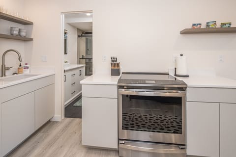 Kitchen with high end stove/over/air fryer