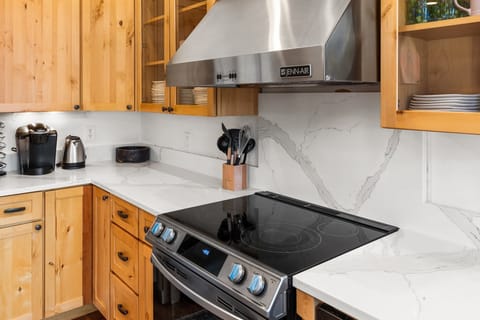 Kitchen: Drip coffee maker, Keurig, blender, toaster, tableware