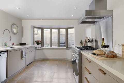 The Fleece House Kitchen Area - StayCotswold