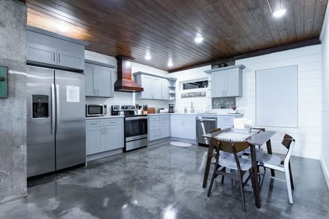 Full kitchen w/ dining area