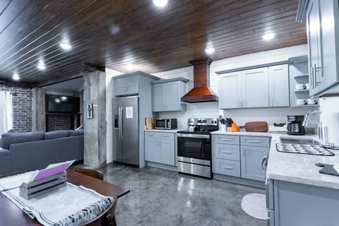 Full kitchen w/ dining area