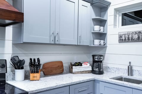 Full kitchen w/ dining area