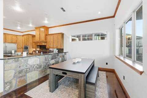 Dining table (seats up to 6)