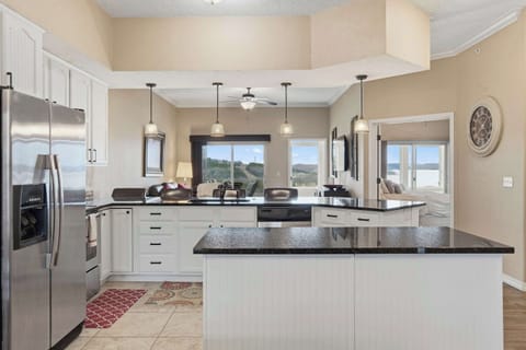 The chic, open kitchen is well equipped for an unforgettable getaway​