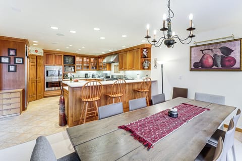 Dining Area | Dishware & Flatware | 3-Story Home
