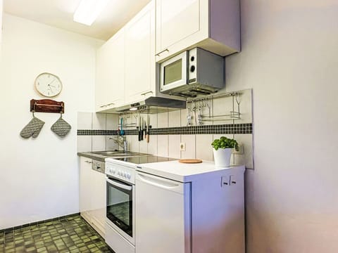 Kitchen Appliance, Major Appliance, Kitchen, Flooring, Interior Design, Countertop, Floor, Home Appliance, Cabinetry, Lighting