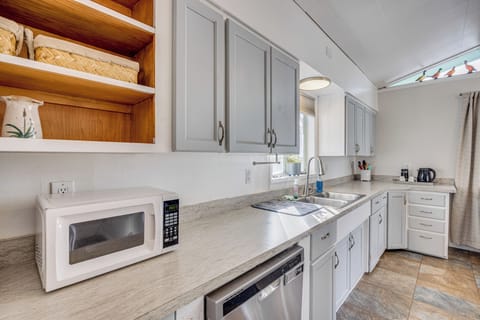 Kitchen | Stove/Oven | Refrigerator