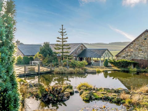 Setting | Keppelgate, Heriot