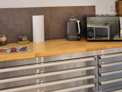 Kitchen area | Maids Cottage - Garn Madoc Holidays, Fishguard