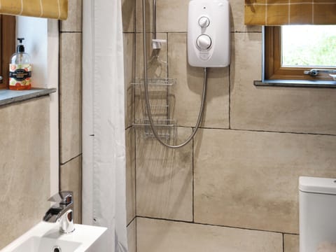 Bathroom | Maids Cottage - Garn Madoc Holidays, Fishguard