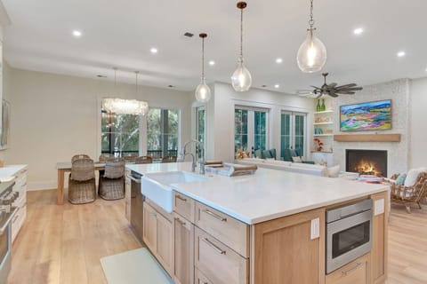 4 bar seating and plenty of bar area for a leisurely day.