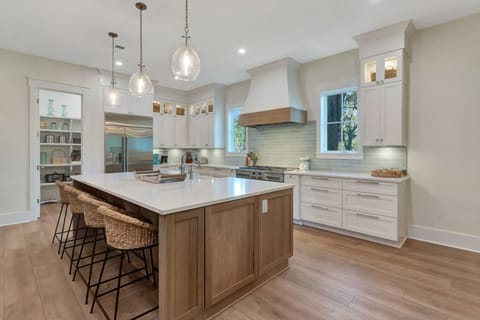 From slow mornings with family and friends to delicious dessert, this kitchen has the perfect large island for all the counter space you need. 