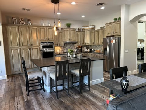 Fully stocked kitchen, gas stove, 2 ovens, large island, Reverse Osmosis system