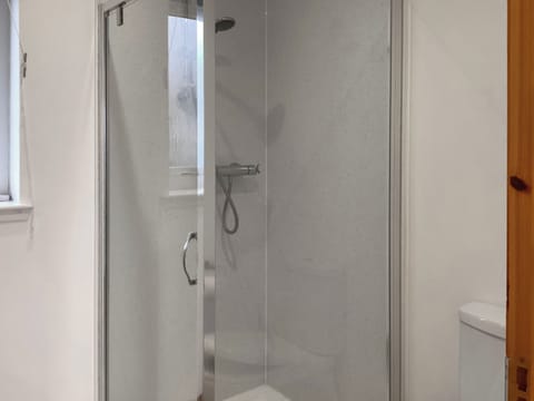 Bathroom | Shedfield Cottage, Drunmnadrochit