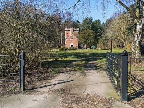 Driveway | Falconer&rsquo;s Lodge, High Ash