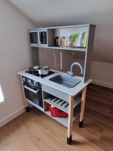 Kitchen Unit with Stove and Microwave