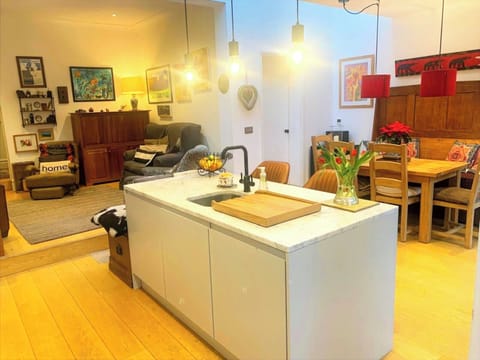 Kitchen / Diner / Lounge area with TV (sky, apple tv, netflix)