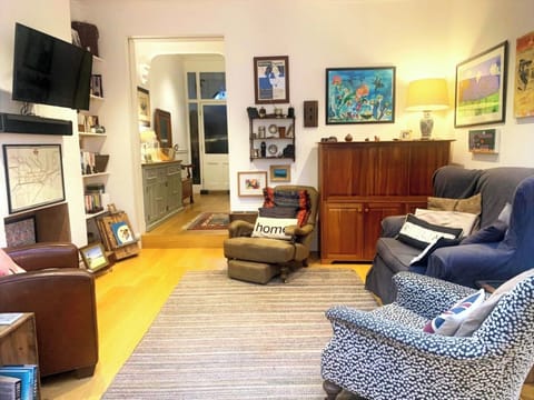 Kitchen cosy lounge space with TV (Sky TV, apple TV, netflix)
