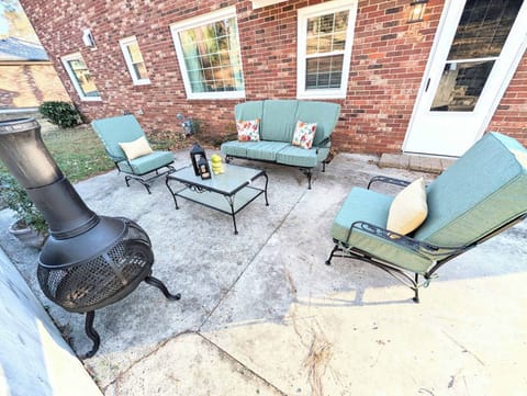 Lounge, sip coffee, or dine alfresco in our charming outdoor patio. 