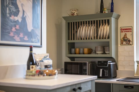 Ground floor: Well-equipped kitchen