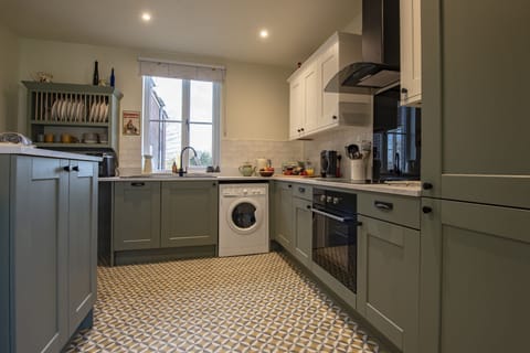 Ground floor: Well-equipped kitchen