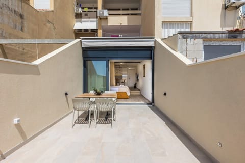 Balcony with a view of the suite, bright and relaxing outdoor space.
