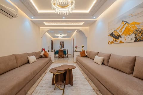 Séjour moderne et chaleureux, idéal pour se détendre après une journée à Marrakech.