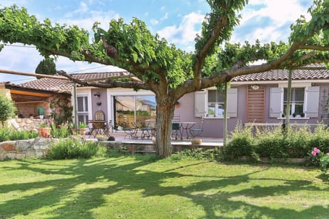 Le jardin arboré et la terrasse, pour profiter pleinement des beaux jours.
