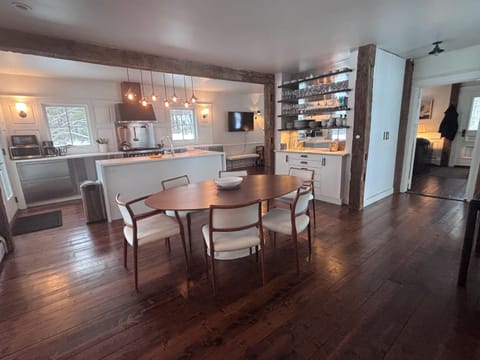 (Kitchen & dining area)
Spacious, sunlit kitchen and dining area—ideal for shared meals, game nights, and relaxed gatherings.