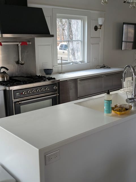 (Kitchen / range & window)
Well-equipped kitchen with gas range and natural light—designed for both quick breakfasts and home-cooked meals.