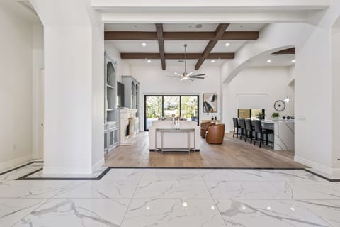 Centrally Located 6-bed Estate in Paradise Valley Close To Golf, Old Town, Shops House in Paradise Valley