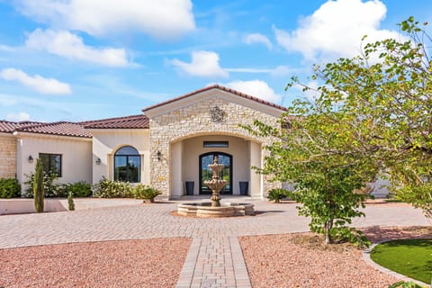 Centrally Located 6-bed Estate in Paradise Valley Close To Golf, Old Town, Shops House in Paradise Valley